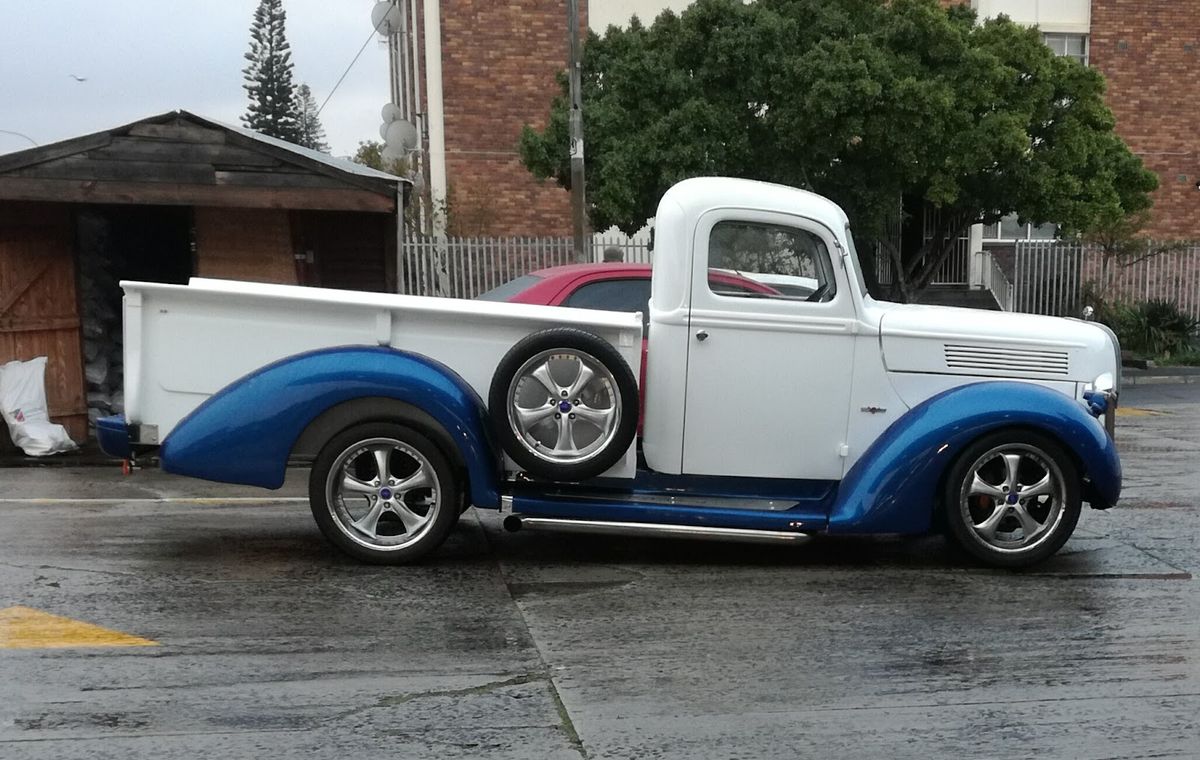 Two-tone hot rod pickup